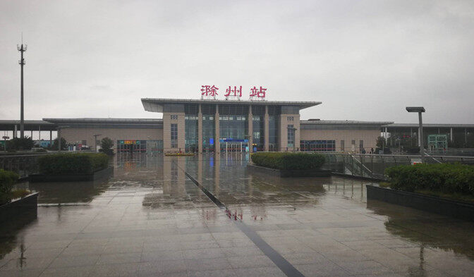 大道,徽州路,扬子路,g104国道走行,止于正在规划建设中的新南京北站