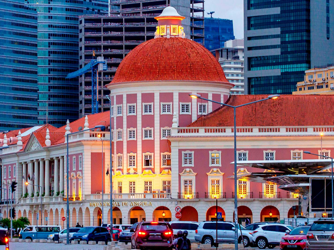 安哥拉国家银行(bna)在罗安达海滨的图片