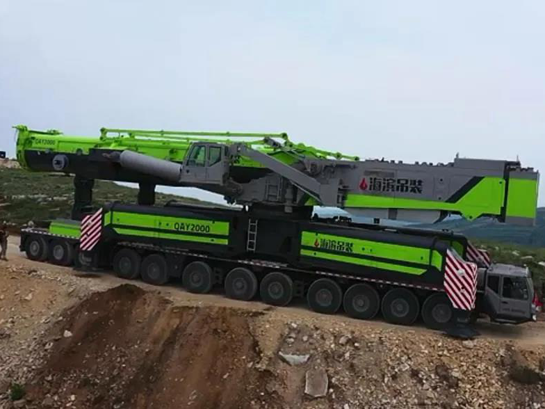 The world's largest tonnage wheeled crane shows its powerSeetao