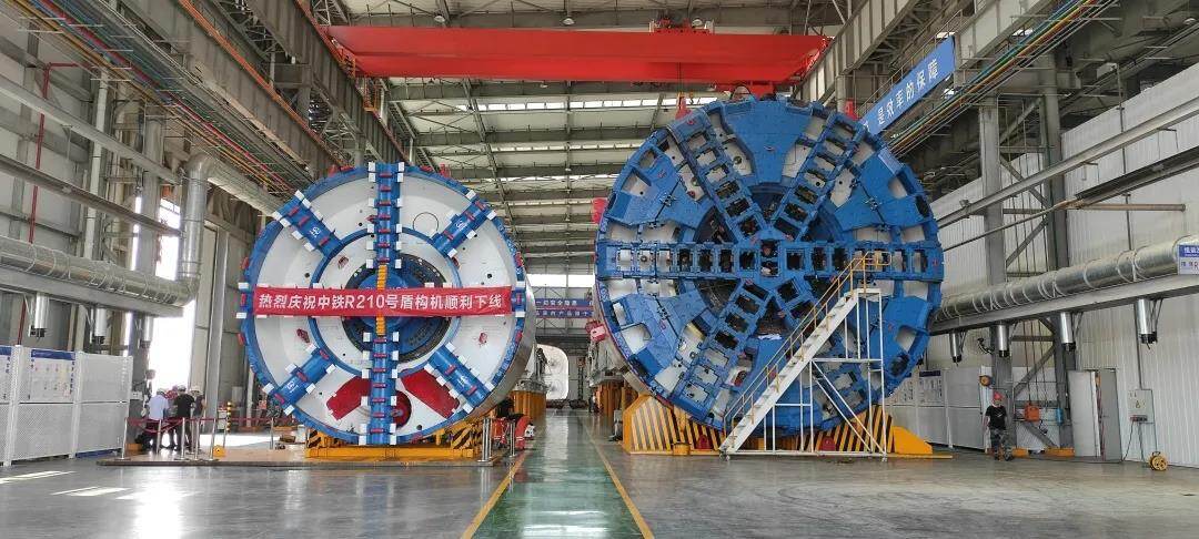为了适应项目地质条件,"中铁r210号"新制了六主梁复合软土刀盘,增大了