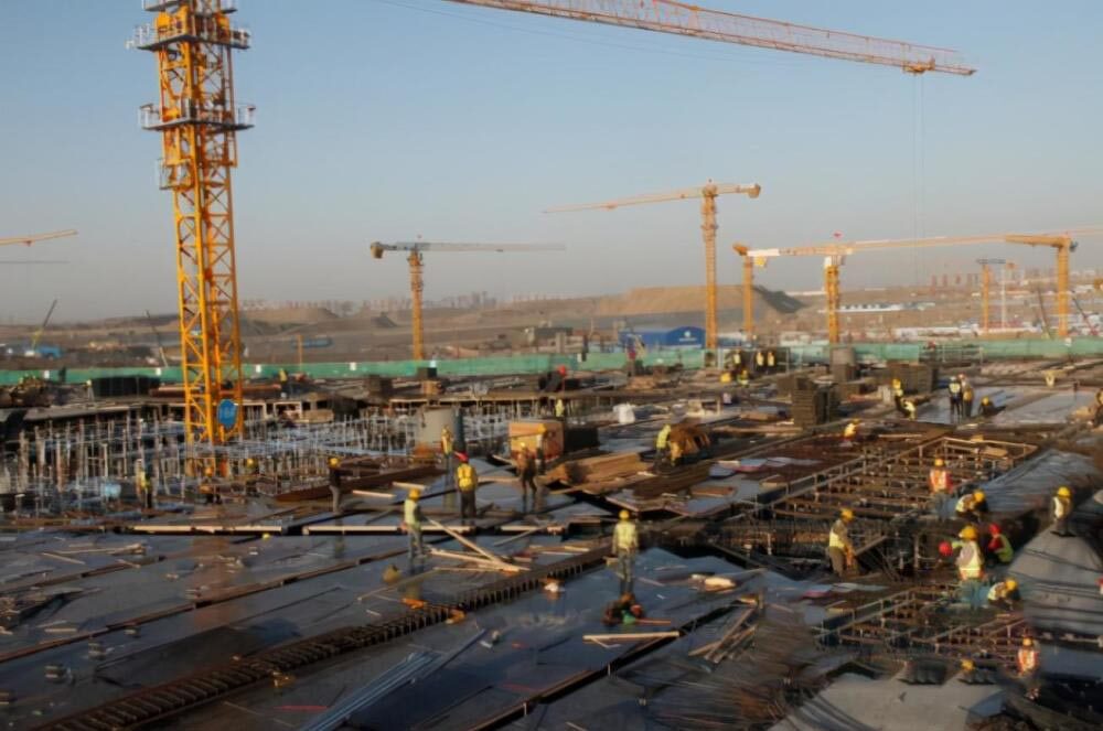 Urumqi International Airport's new terminal main body capped--Seetao