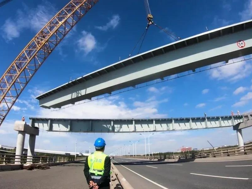 中国速度:仅15分钟!跨度55米、重229吨的超高叠合梁成功架设--见道网