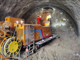 铁建重工悬臂式掘进机出征高原铁路隧道