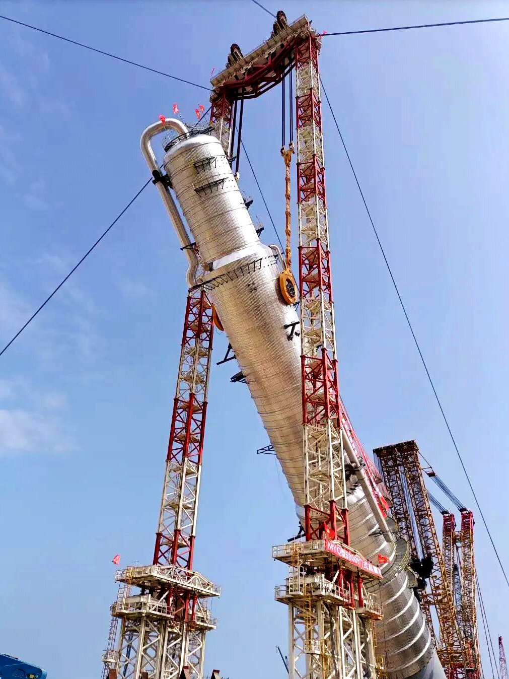 吊装行业新突破4606吨抽余液塔安装就位