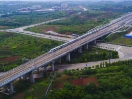 成达万高铁和汉巴南铁路的建设推动成渝经济发展