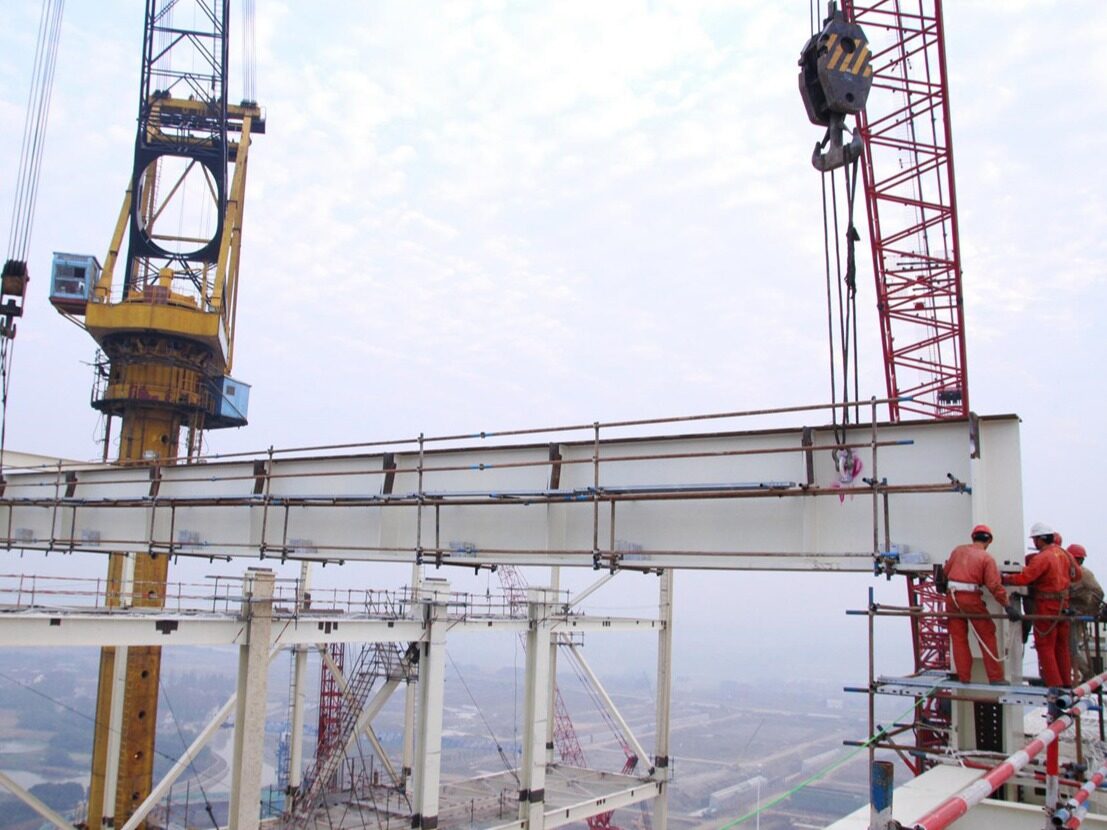 中国华电投建的柬埔寨西港项目1机组锅炉大板梁顺利安装