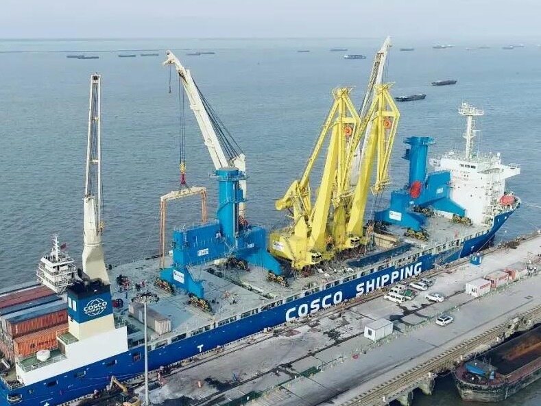 内海OF30 中远海运重吊船装载门座机刷新三大纪录！--见道网