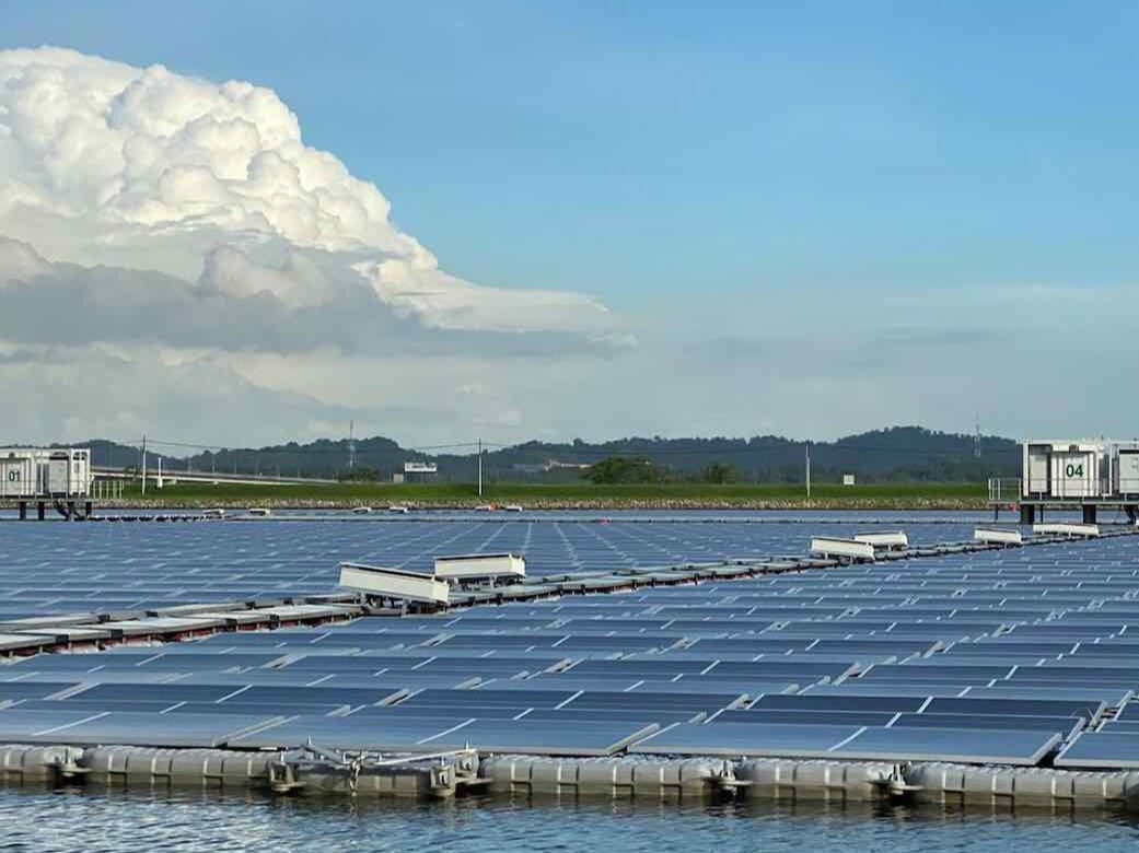 新加坡最大的浮动太阳能发电厂投产运营