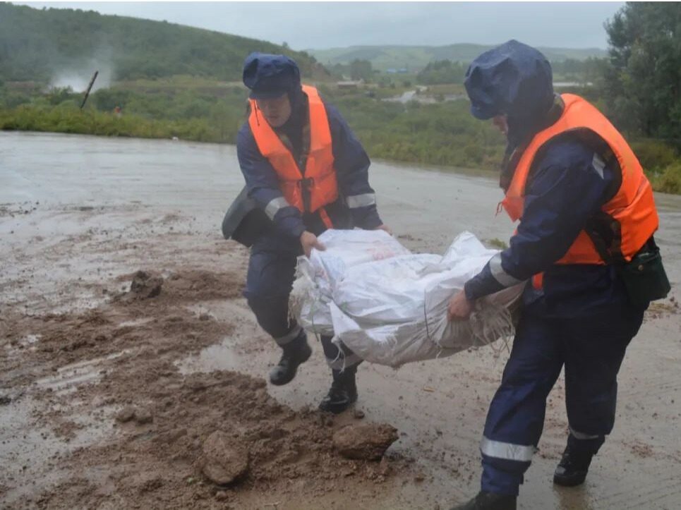 受强降雨影响，诺敏河水位持续上涨，永安水库、新发水库相继出现决口、垮坝，暂无人员伤亡报告，当地提前紧急转移疏散群众到安全地点