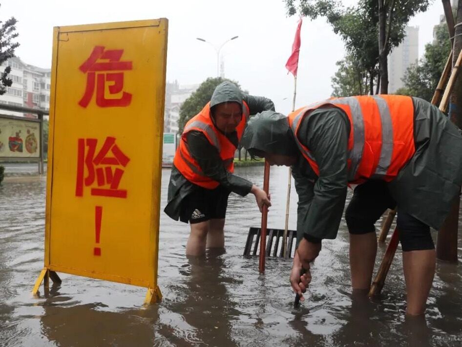 暴雨袭郑！河南成强降雨中心！各方紧急救援！