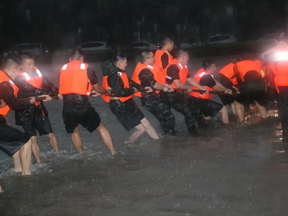 河南多地暴雨致灾，应急部门积极展开抗洪抢险工作