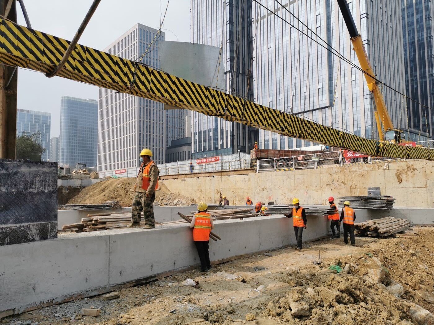 目前，轨道交通已成为城市道路交通不可缺少的组成部分，绿色、便捷等优点在许多城市已经代替公交车成为主要出行工具