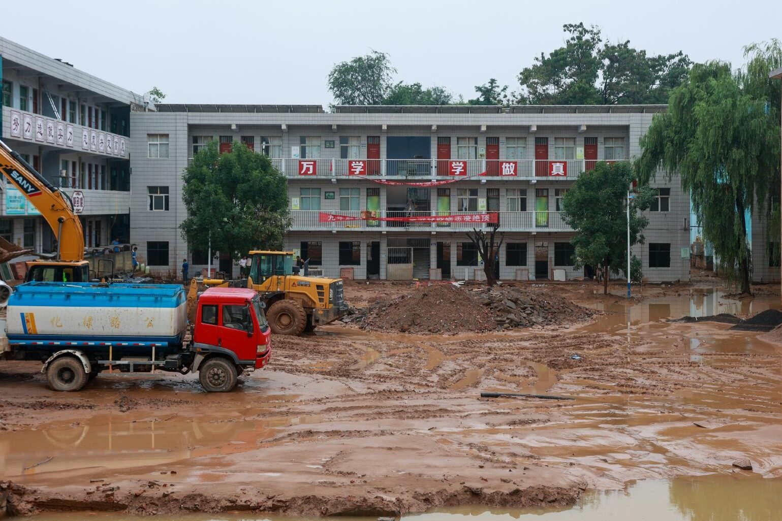 由于暴雨灾害影响,河南多地基础设施损毁严重,目前进入灾后重建阶段.