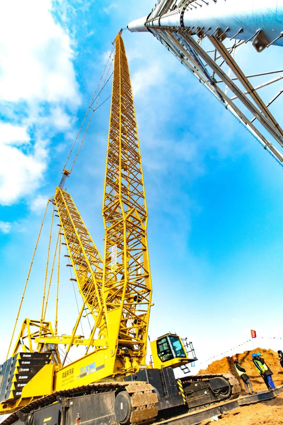 徐工xgc15000a完成全球最高风塔机组吊装