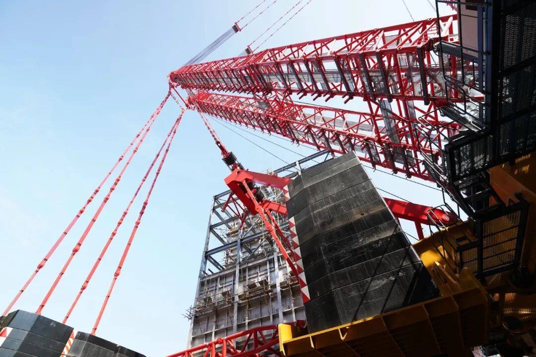 Sany SCC98000TM successfully hoisted a thousandton fractionation tower