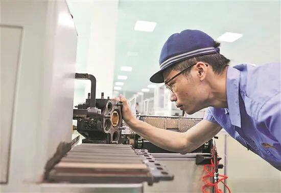 中国铁路制动钳工韦腾：打磨好自己，才能打磨好制动阀--见道网