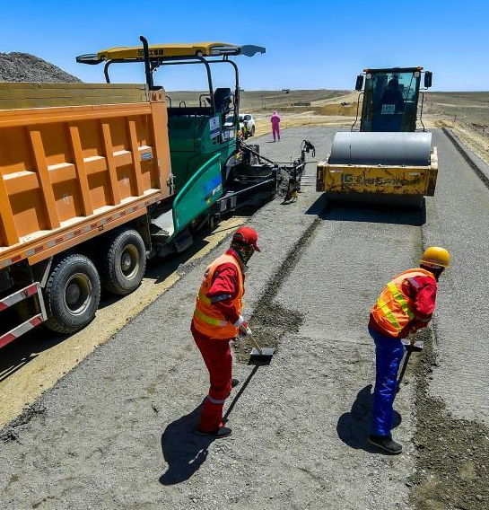 那巴公路项目位于天山腹地,是新疆交通运输十三五规划六横,六纵,七