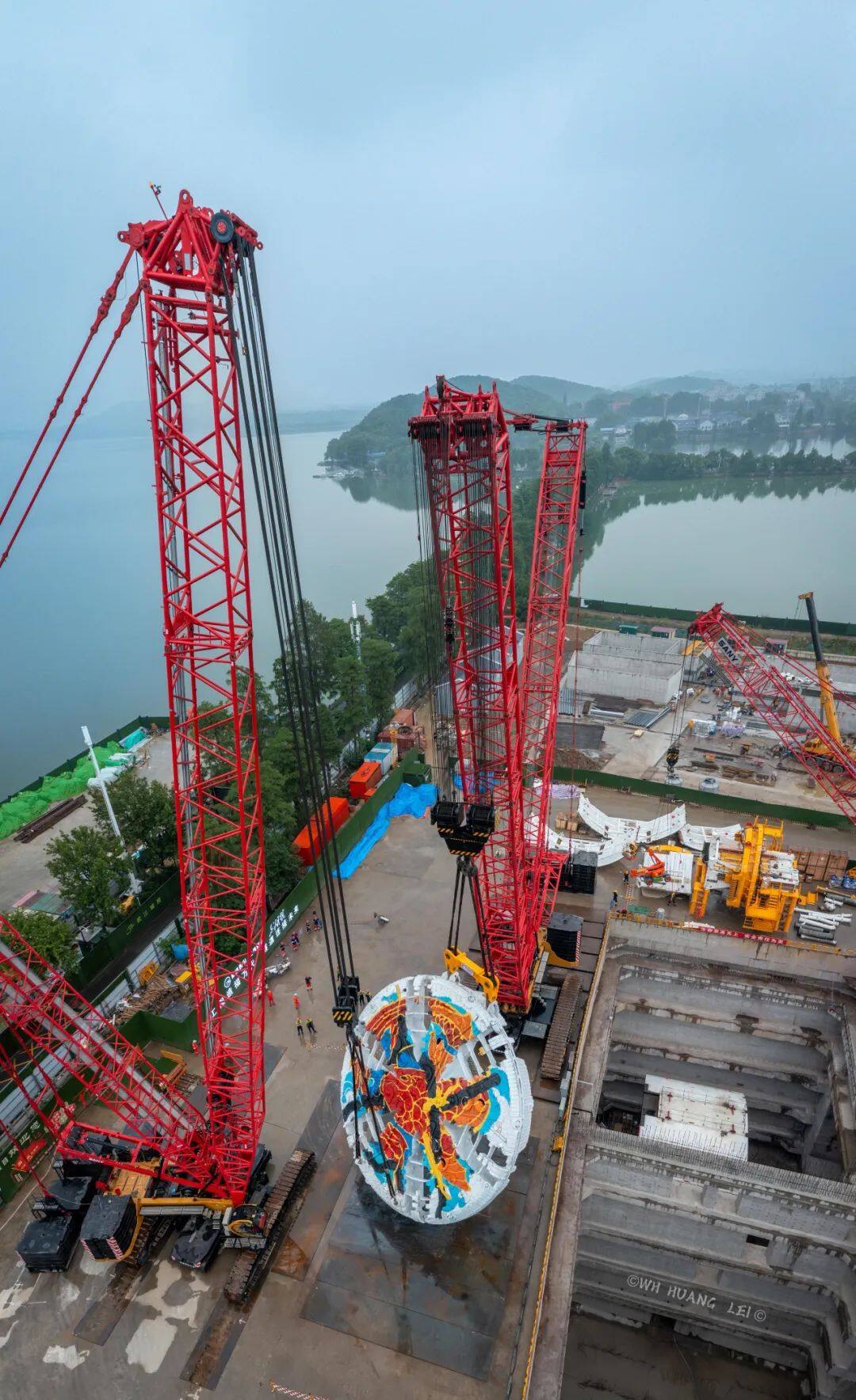 湖北武汉两湖隧道工程东湖号盾构机刀盘顺利下井