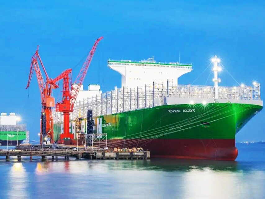 The world's largest ultra-large container ship is delivered in Shanghai ...