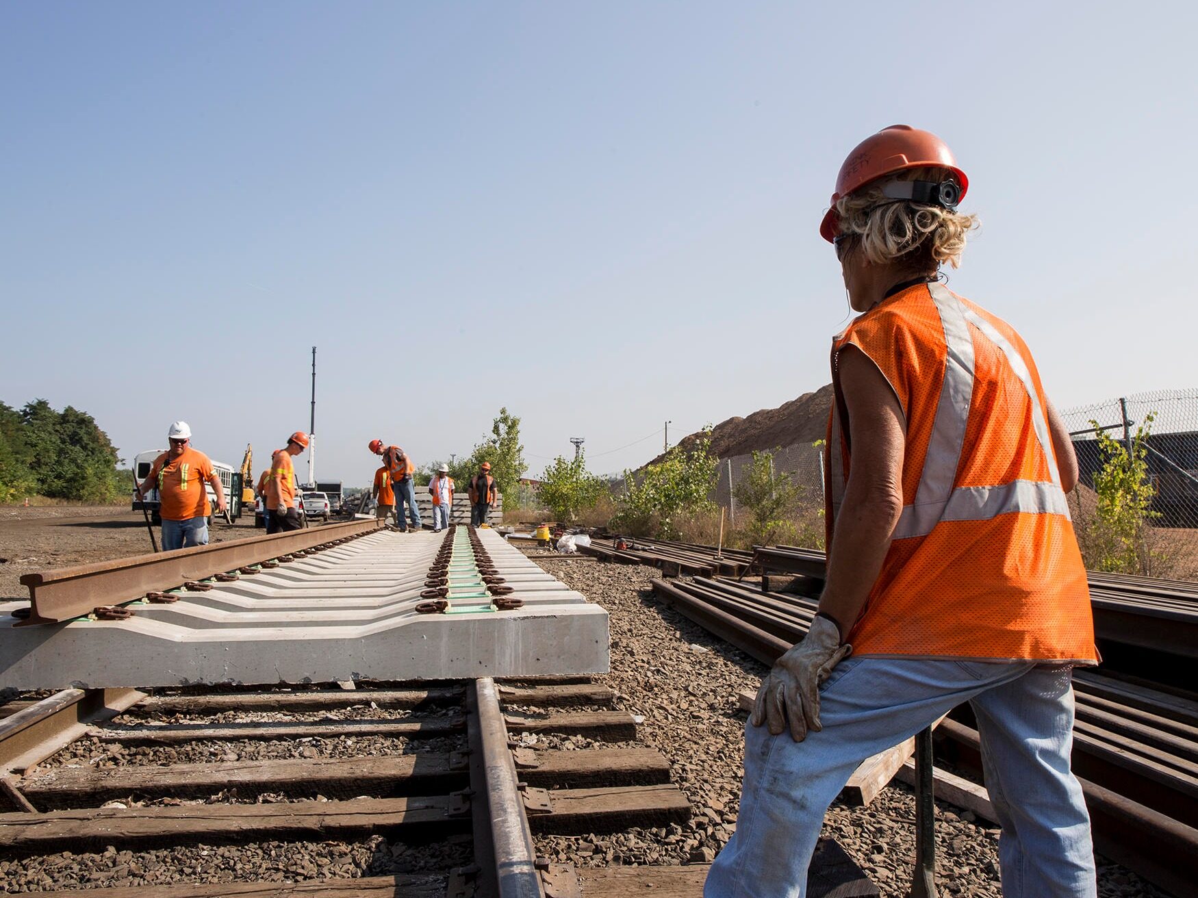 Строительство рельс. Рельса в строительстве. Railway Construction. Railway worker. Railroad worker.