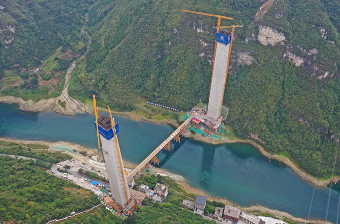 Capping of main pier of cable-stayed bridge with the first high and low ...