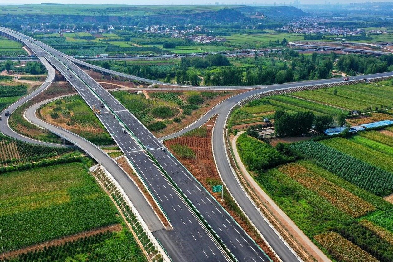 本项目按平原区高速公路标准设计,路基宽42m,设计速度120km/h