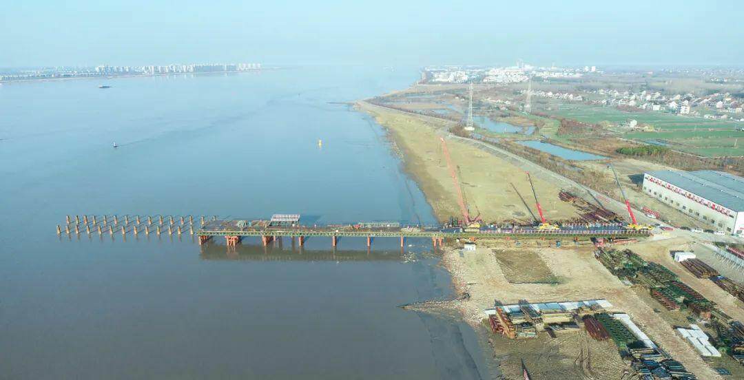 江苏崇启公铁长江大桥水上工程全面开工