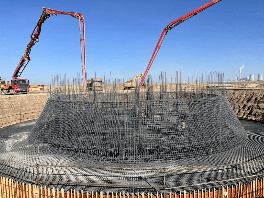 瓜州70万千瓦光热项目西侧吸热塔基础浇筑完成_混凝土_发电_施工