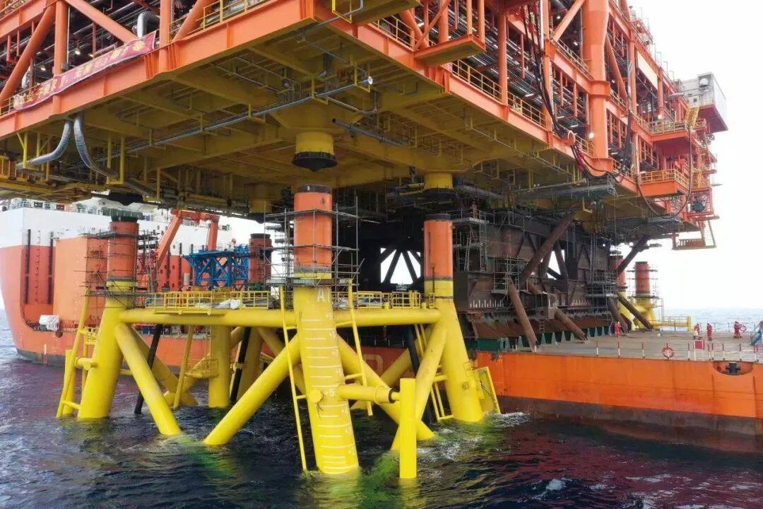 New Record! China's Largest Offshore Oil And Gas Platform Successfully ...