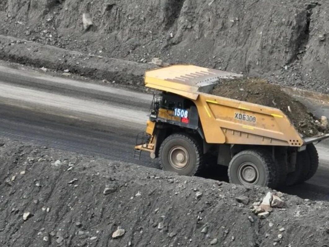 Let's experience the strength of XCMG's 300 ton super mining truck ...