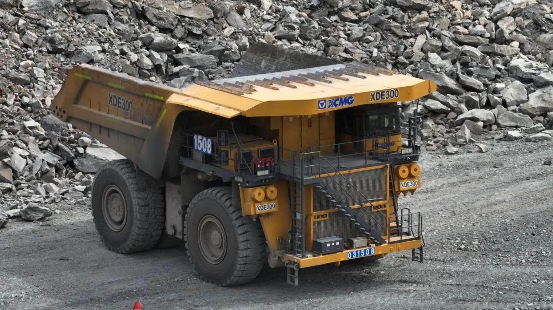 Let's experience the strength of XCMG's 300 ton super mining