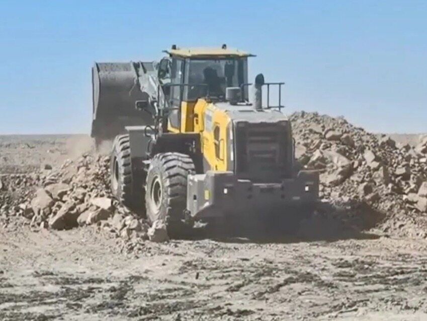 Fighting Mongolia and expanding Xinjiang, Shantui L76-G loader is ...
