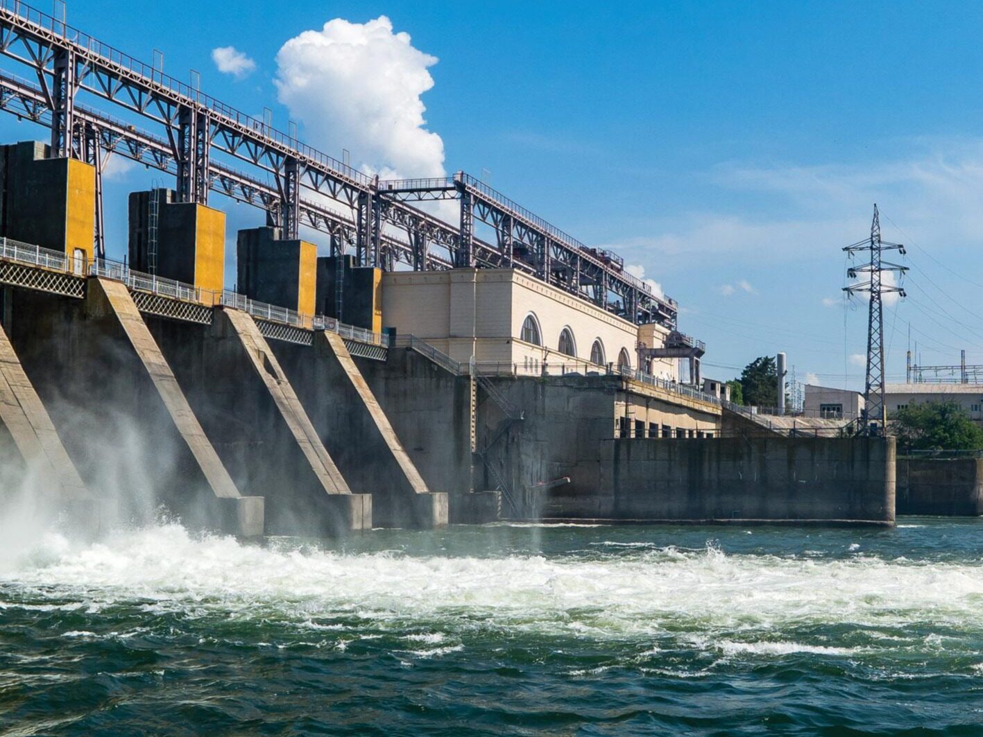 Вода падает гидроэлектростанции. Плотина Каховской ГЭС. Тельмамская ГЭС. Сороудерживающие решетки ГЭС. Киевская ГЭС.