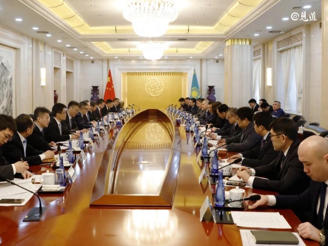 Minister Li Xiaopeng holds talks with the Minister of Transport of ...