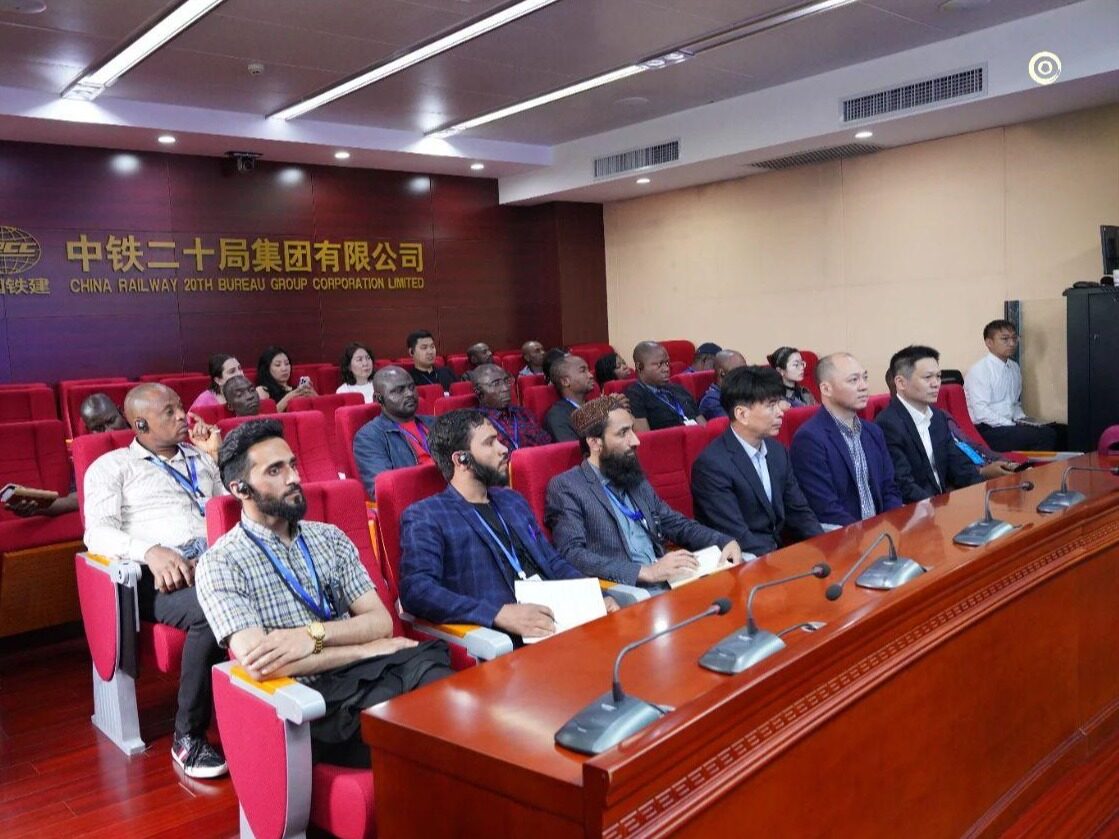 china-railway-bureau-20-welcomes-the-college-to-visit-and-exchange-seetao