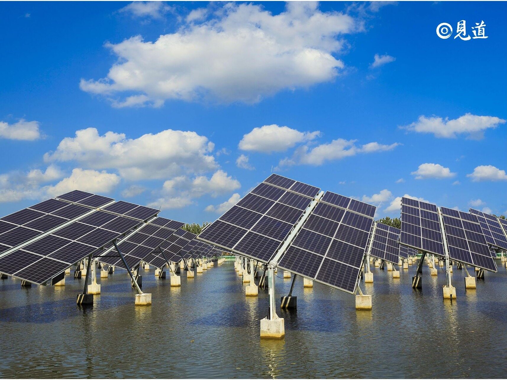 let-s-take-a-look-at-the-world-s-largest-water-light-complementary