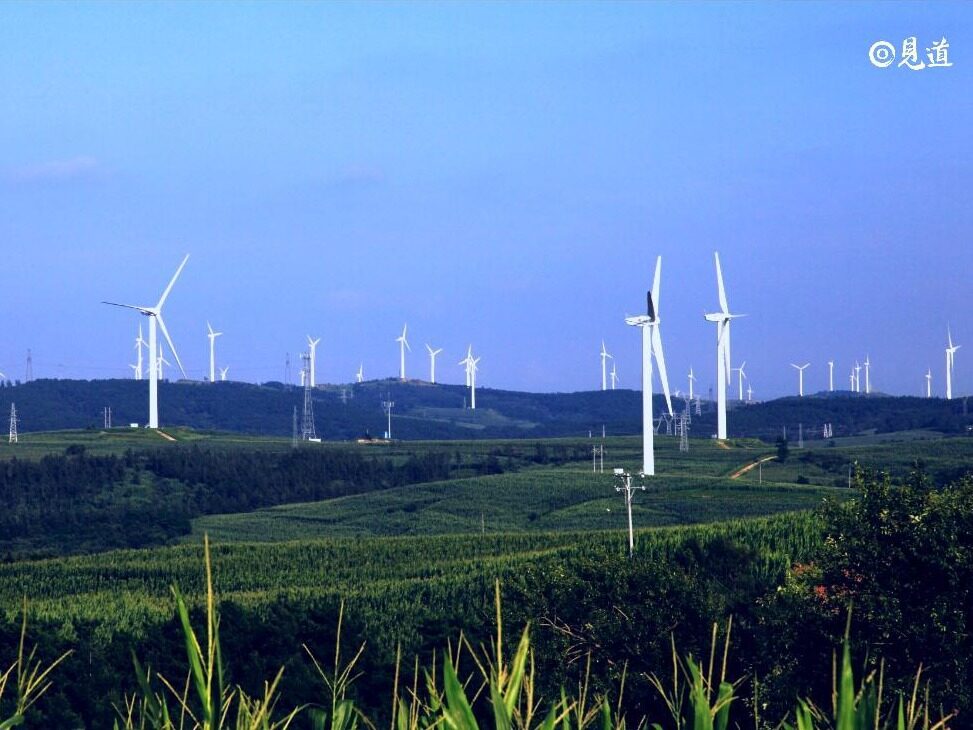 the-first-wind-turbine-of-liaoshui-new-energy-400mw-wind-power-project