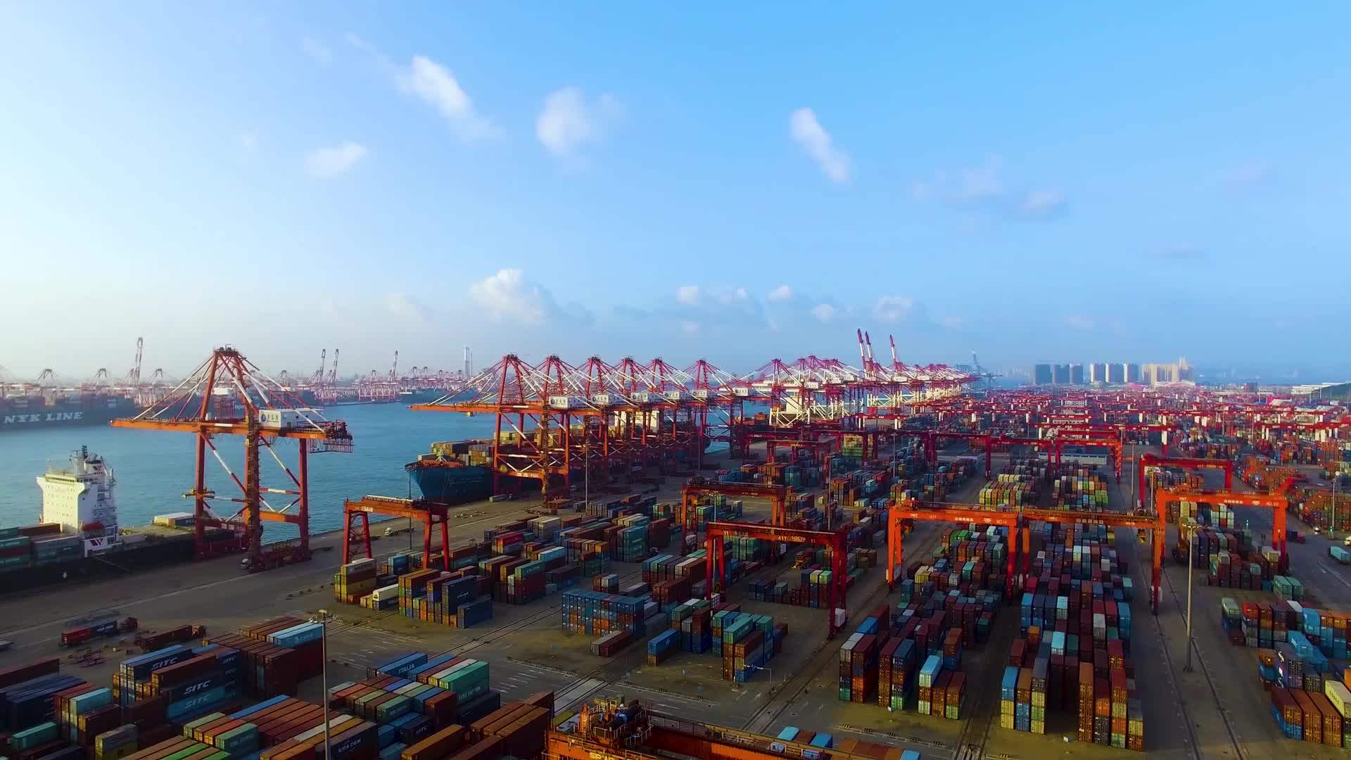 海边港口航拍 码头 港口 港口轮船 海运海港 货物 物流运输 货轮 轮船 货运 大海 海面 黄昏 运输 海港