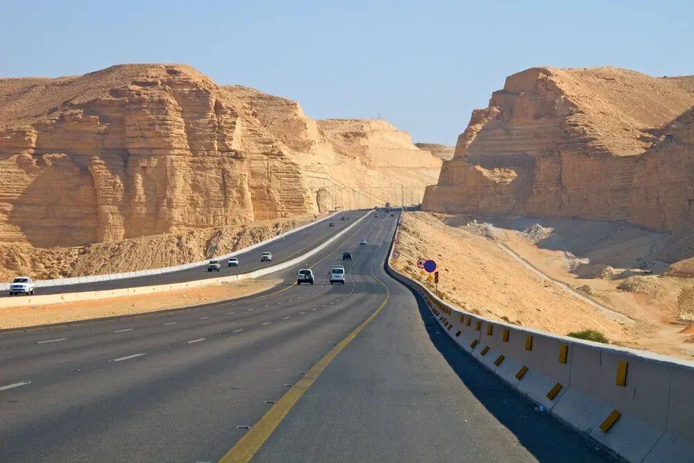 沙特阿拉伯的利雅得-麦加高速公路。