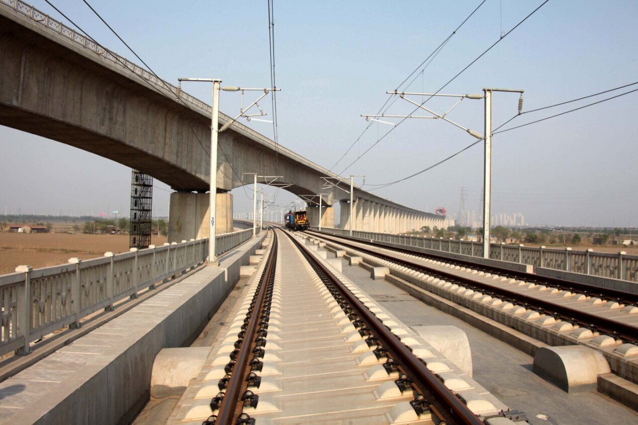 和若铁路今日开通,世界首个沙漠铁路环线如何防风沙?__财经头条