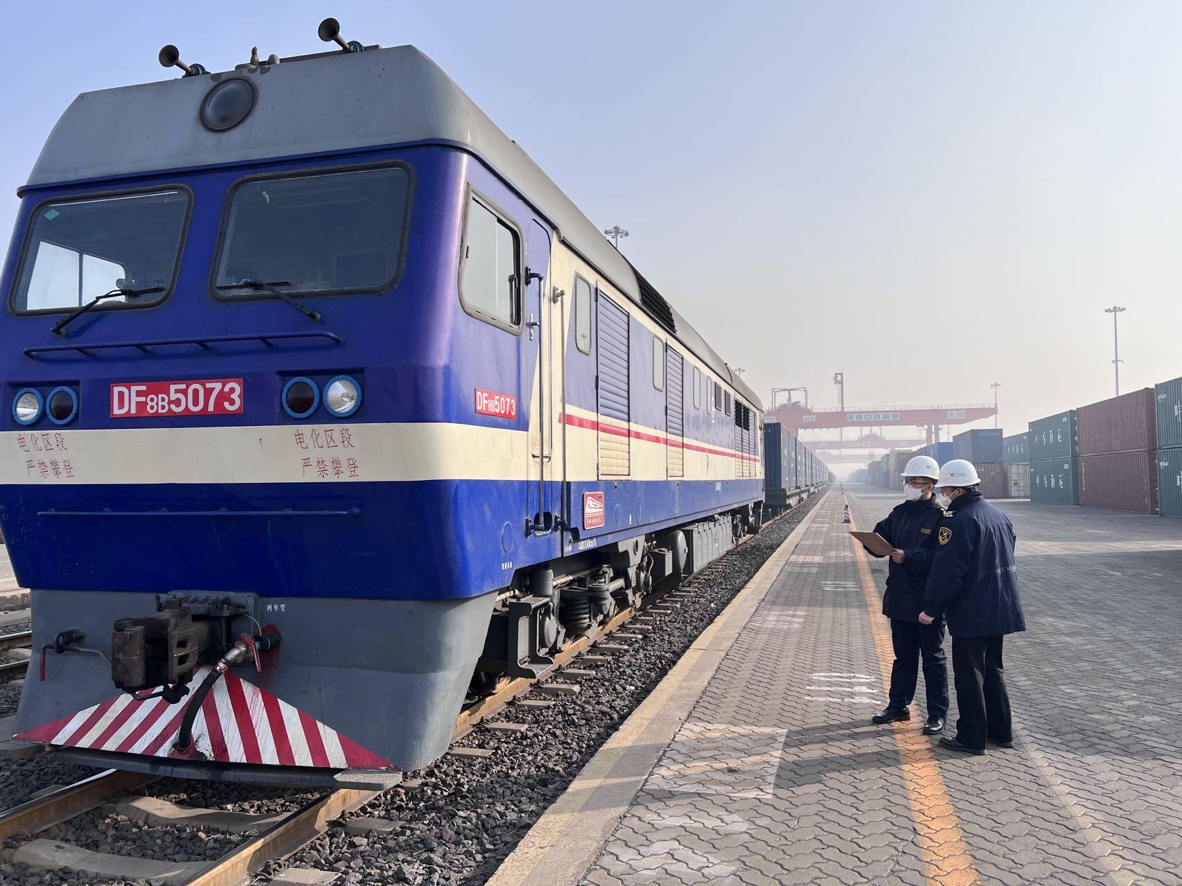 天津海关助力新年首趟中欧班列开行