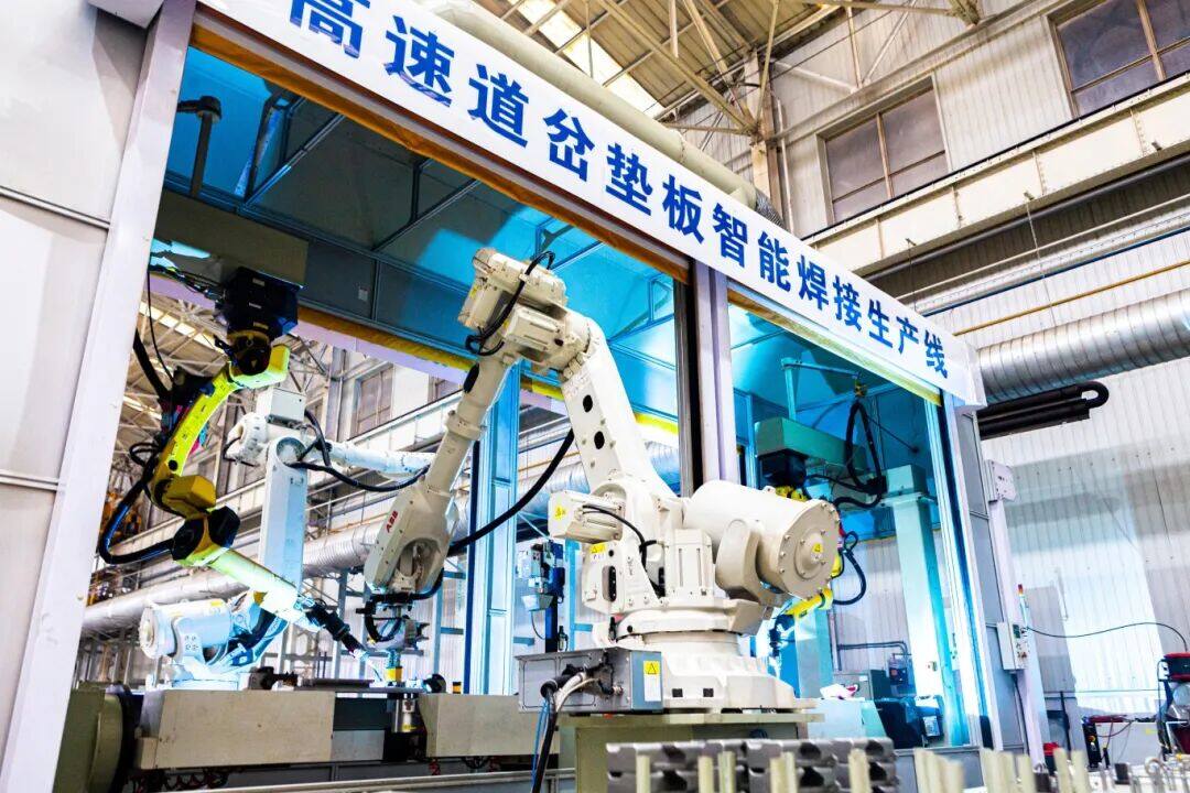 高速道岔垫板焊接机器人(1).JPG