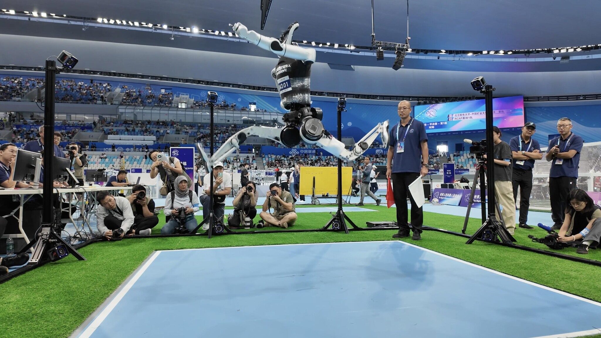 可能是包含下列内容的图片：网球、蹦床、人群和文字