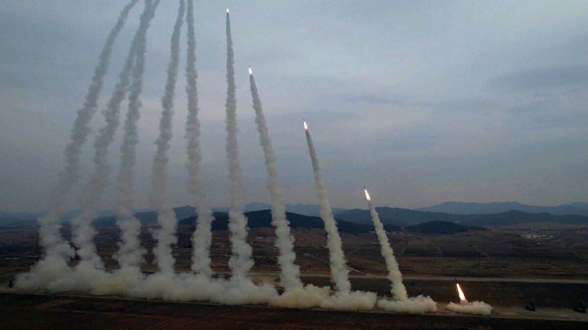 特朗普伸出橄榄枝的第二天……朝鲜发射10多枚导弹进行挑衅| 东亚日报