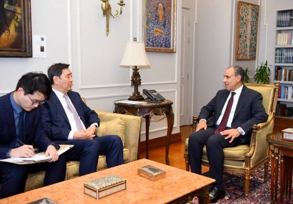 可能是包含下列内容的图片：一人或多人、椭圆形办公室和文字