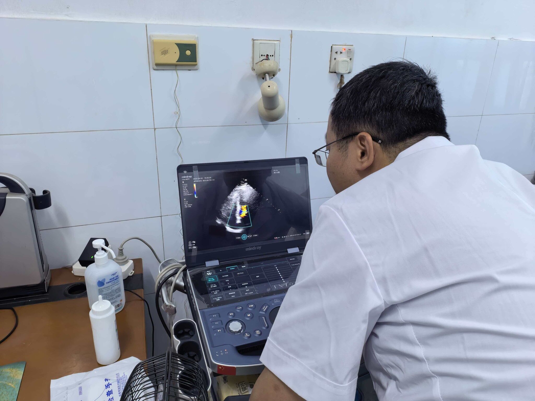 可能是包含下列内容的图片：X 光、医院和文字